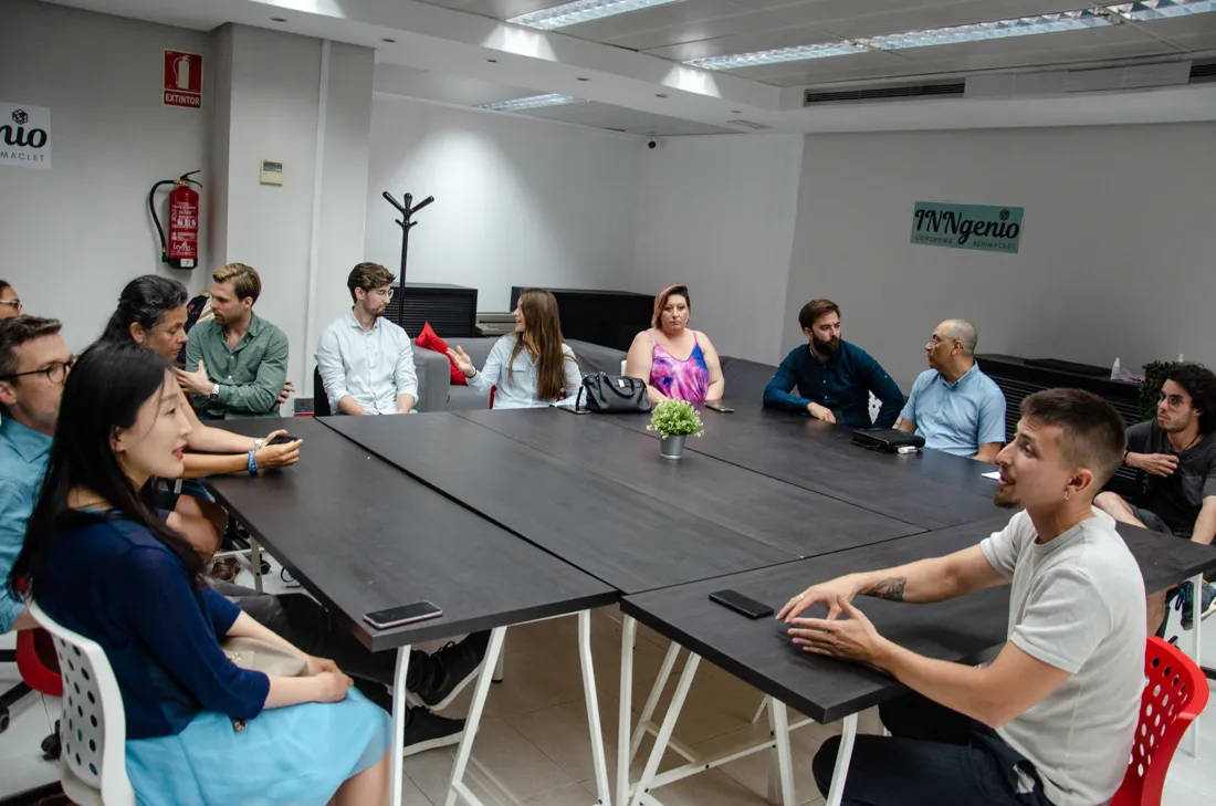 Asistentes en una mesa de trabajo durante un evento impartido por Ecozentech