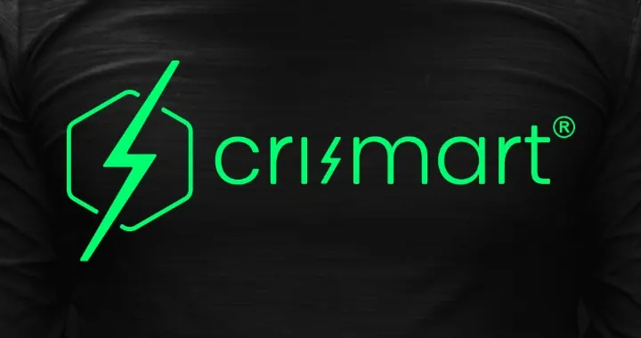 Identidad visual de Crismart: logotipo en verde neón aplicado sobre textil
