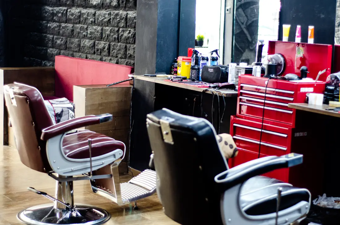 Sillones de barbero en el interior del local de Barber Shop Valencia