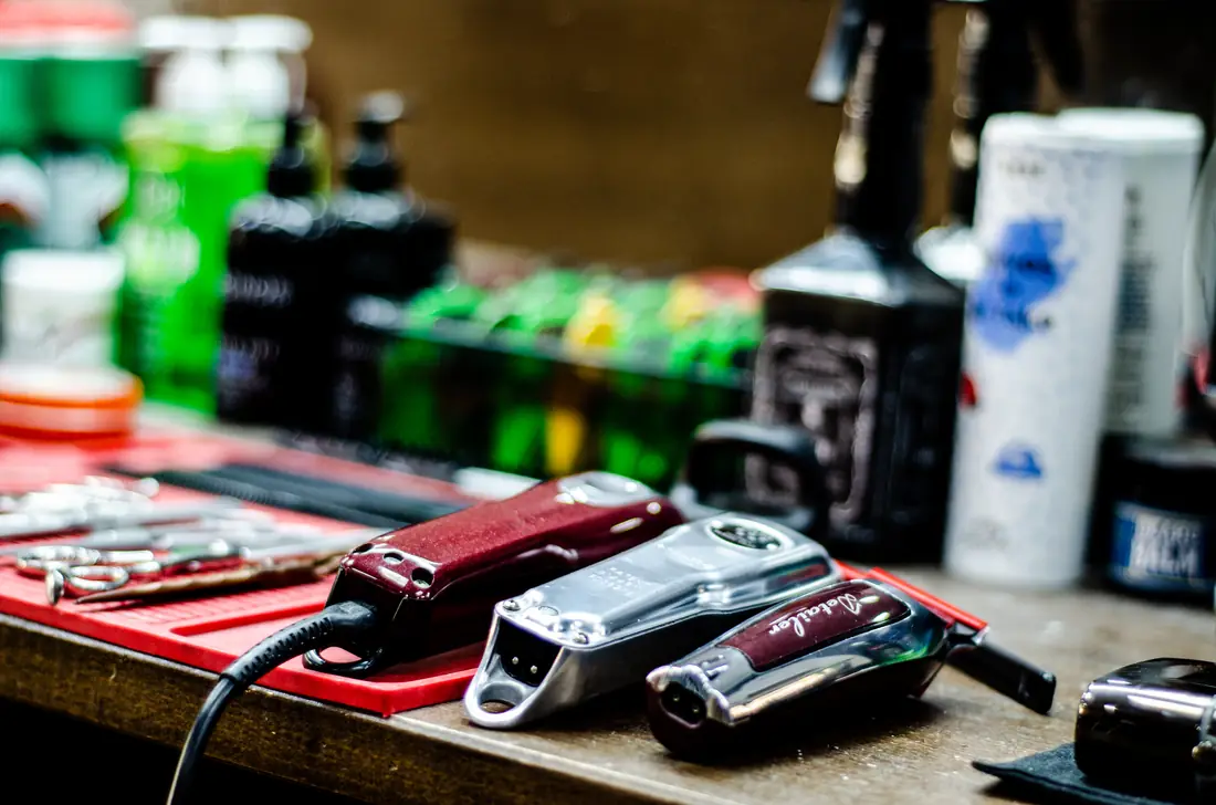 Herramientas de barbero preparadas en el puesto de trabajo del local